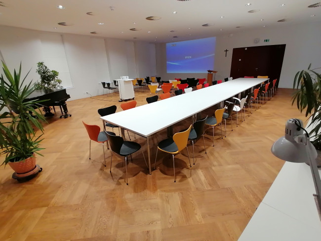 Gemeindesaal St Ulrich Reihen und Tafel mit Beamer 